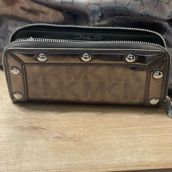 Michael Kors Glossy Silver Tote and Matching Wallet - Picture 3 of 5